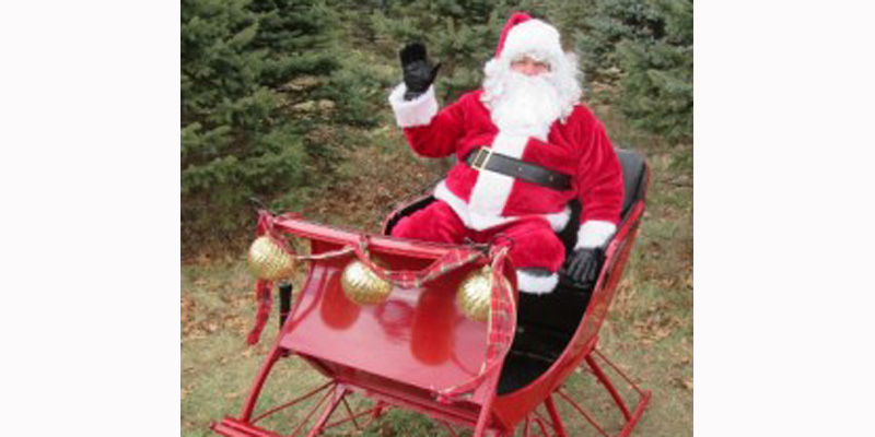Santa-stops-by-Arend-Tree-Farm_
