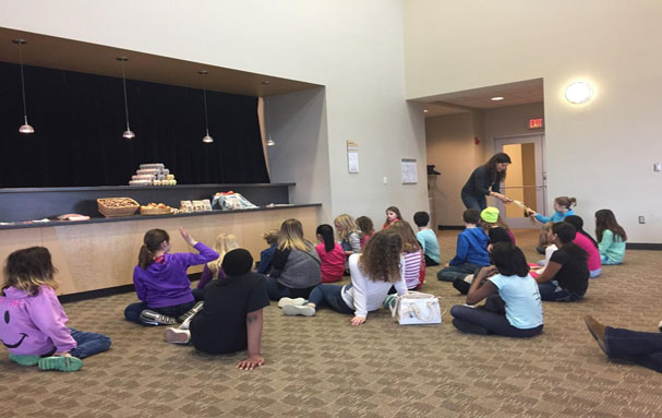 Farmer Noelle from Noka Farm sharing local farm produce examples with elementary school children. Photo credit: Dawn Nelson