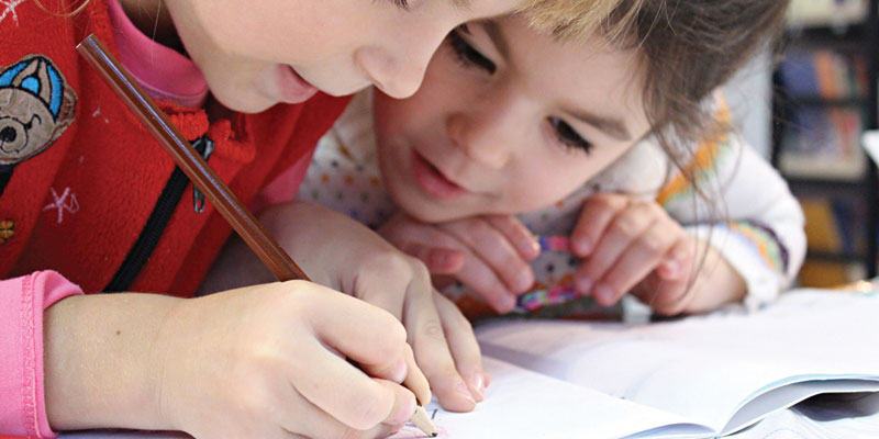 kids-girl-pencil-drawing