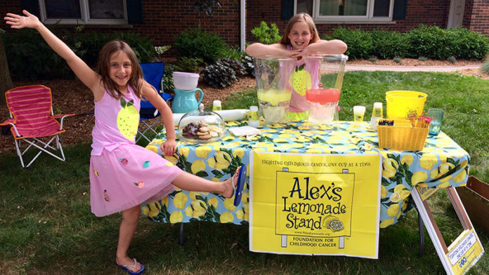 Anne and Cat Maust hosting their lemonade stand in 2017.
