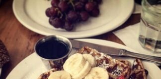 A photo of a breakfast at a restaurant.