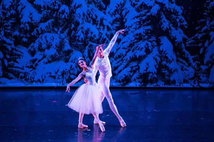 IMG_5656 Two dancers